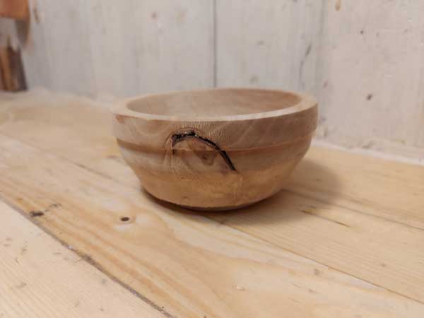 Wooden bowl made with woodturning